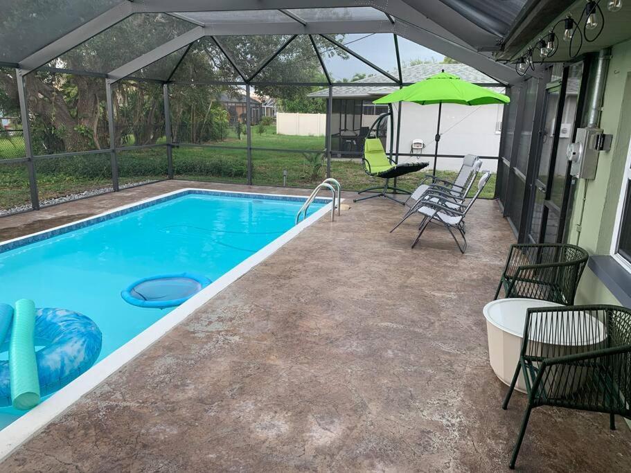 Groovy Getaway! Heated Pool! Something Different Cape Coral Exterior photo