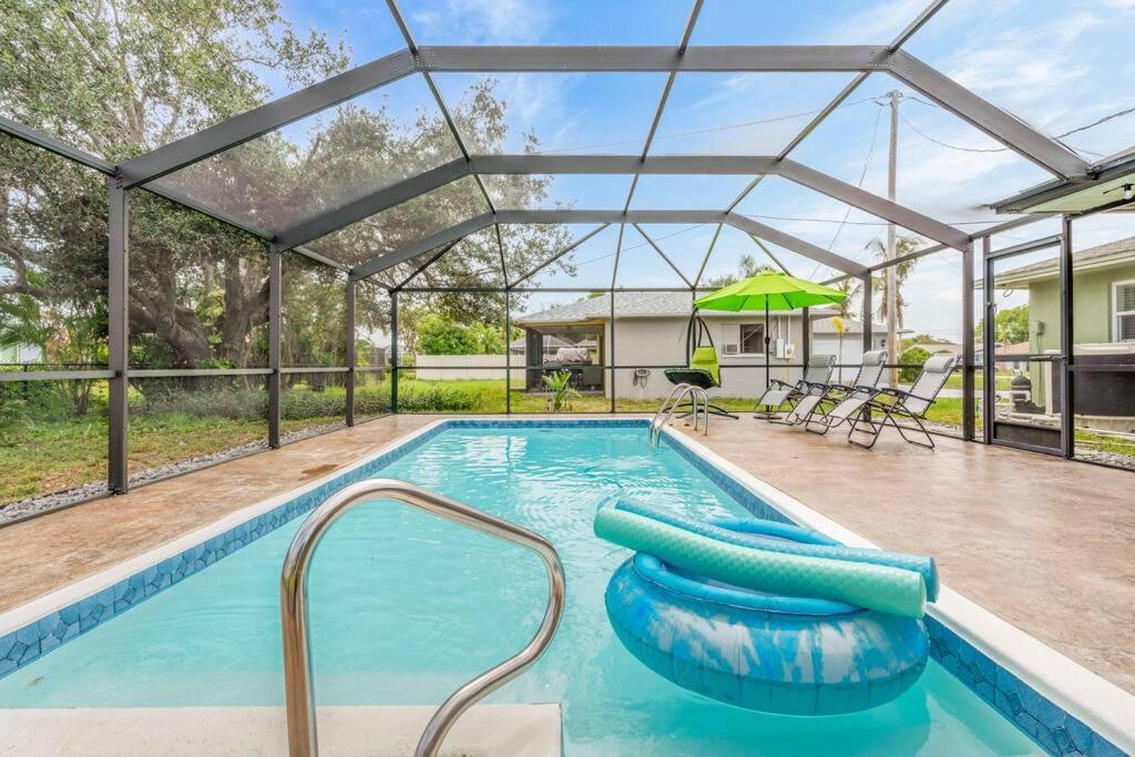 Groovy Getaway! Heated Pool! Something Different Cape Coral Exterior photo