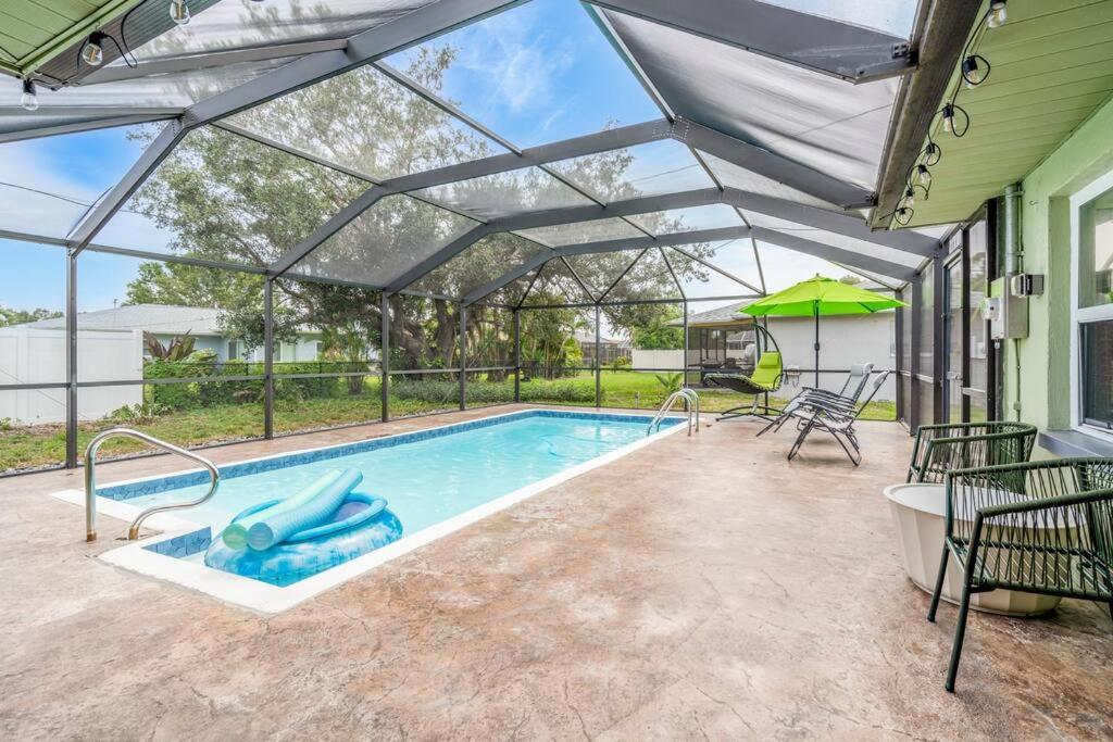 Groovy Getaway! Heated Pool! Something Different Cape Coral Exterior photo