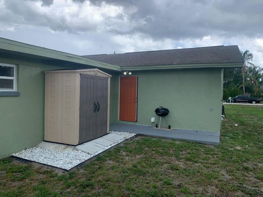 Groovy Getaway! Heated Pool! Something Different Cape Coral Exterior photo