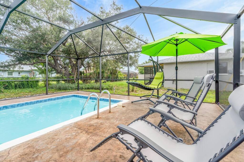 Groovy Getaway! Heated Pool! Something Different Cape Coral Exterior photo