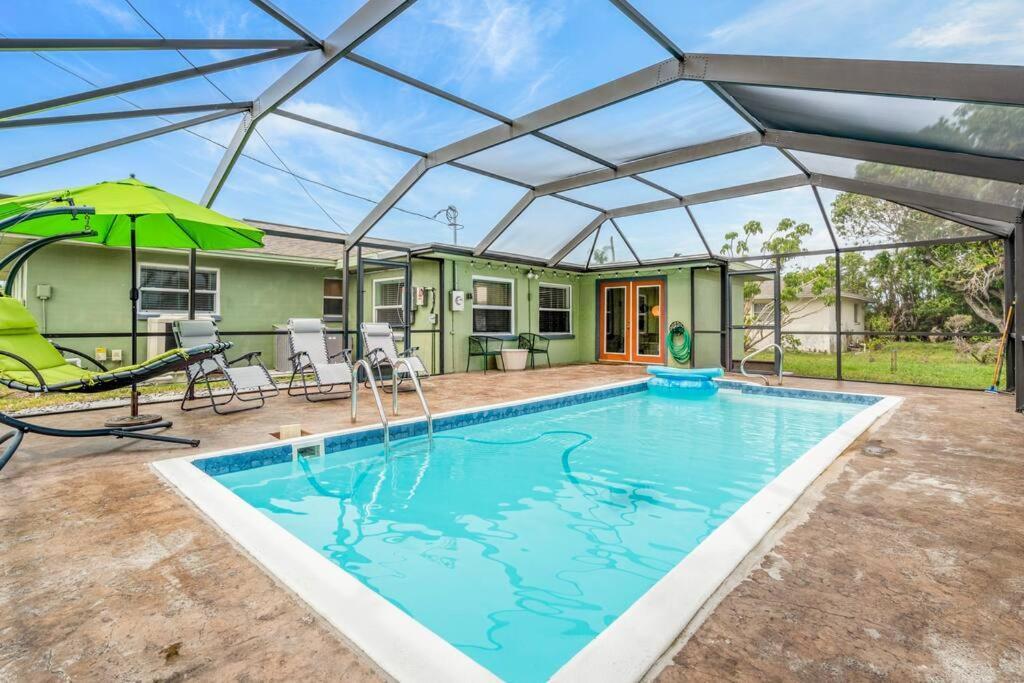 Groovy Getaway! Heated Pool! Something Different Cape Coral Exterior photo